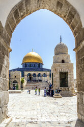 Israel, Jerusalem, Blick durch den Bogen zum Felsendom auf dem Tempelberg - WEF000351