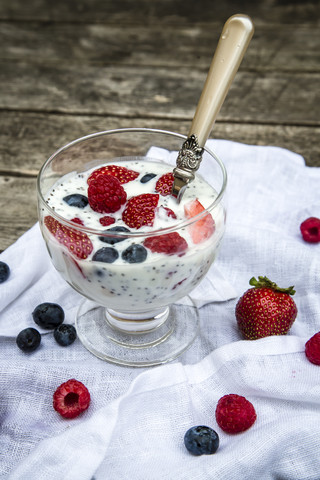 Naturjoghurt mit Chiasamen und Früchten im Glas, lizenzfreies Stockfoto