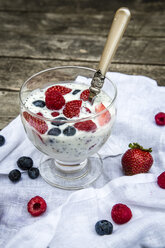 Naturjoghurt mit Chiasamen und Früchten im Glas - SARF001877