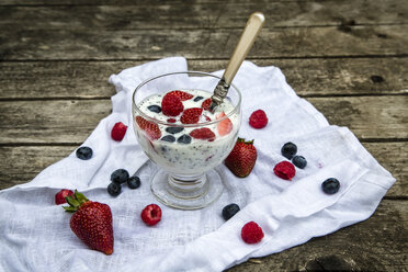 Naturjoghurt mit Chiasamen und Früchten im Glas - SARF001878