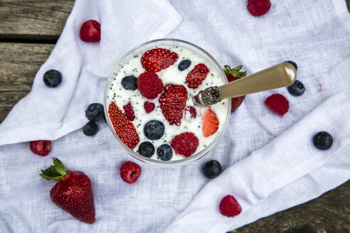 Naturjoghurt mit Chiasamen und Früchten im Glas - SARF001879