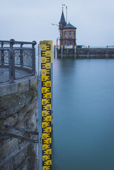 Deutschland, Baden-Württemberg, Konstanz, Bodensee, Hafeneinfahrt mit Wasserstand - KEBF000200