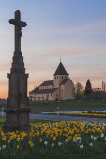 Deutschland, Baden-Württemberg, Insel Reichenau, Wegkreuz und Kirche St. Georg - KEB000201