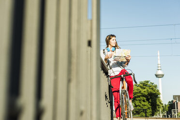 Junge Frau mit Fahrrad und Landkarte - UUF004732