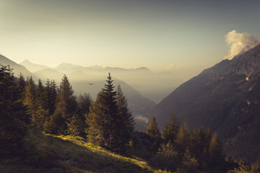 Italien, Lombardei, Chiesa in Valmalenco, Berge bei Sonnenuntergang - DWIF000513