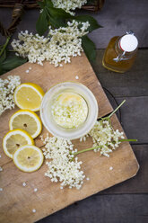 Elderflower sirup, slices of lemon and elderflowers - LVF003492