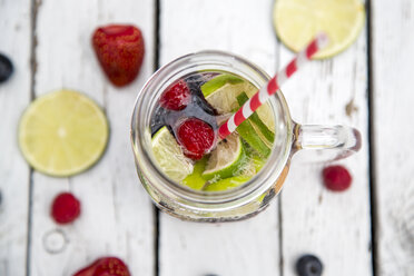 Fruchtlimonade mit Früchten und Mineralwasser im Glas, Trinkhalm - SARF001884