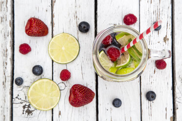 Fruchtlimonade mit Früchten und Mineralwasser im Glas, Trinkhalm - SARF001885