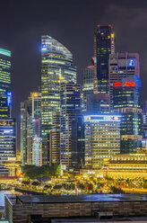 Singapur, Financial District bei Nacht - THAF001374