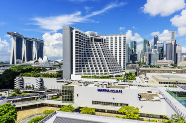 Singapur, Finanzviertel, Marina Bay mit Marina Bay Sands Hotel, Sheraton Hotel und Einkaufszentrum - THAF001375