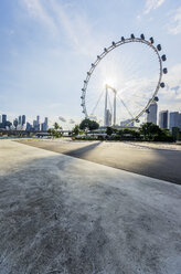 Republik Singapur, Singapur, Marina Bay District, Singapur Flyer gegen die Sonne - THAF001373