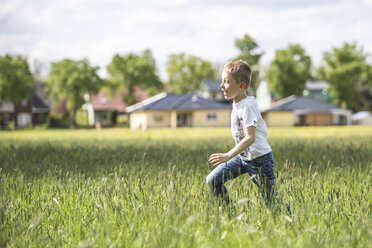 Germany, Brandenburg, boy running on a meadow - ASCF000185