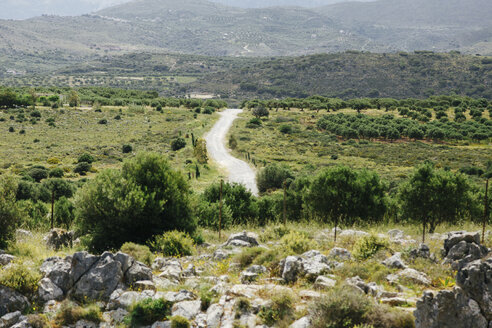 Griechenland, Kreta, Schotterpiste in Landschaft - STDF000175