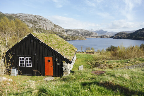 Norwegen, Stavanger, Häuser am See - STDF000196