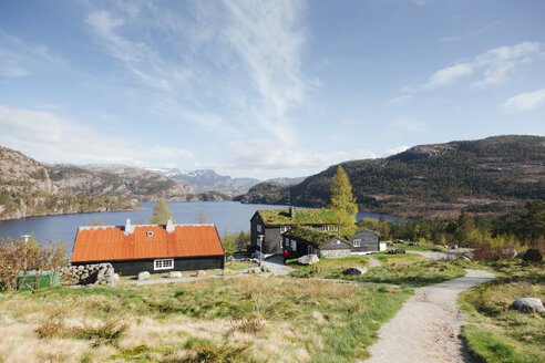 Norwegen, Stavanger, Häuser am See - STDF000197