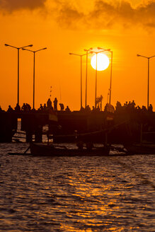 Indonesien, Bali, Jimbaran, Sonnenuntergang am Meer - KNTF000048