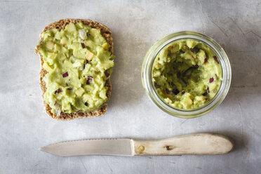 Veganer Apfel-Avocado-Dip mit Zwiebeln - EVGF001879