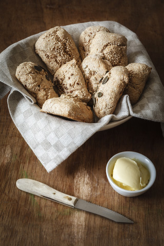 Brotkorb mit verschiedenen hausgebackenen Dinkelvollkornbrötchen, lizenzfreies Stockfoto