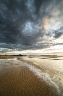 Spanien, Galicien, Valdovino, Strand Frouxeira bei Sonnenuntergang - RAEF000200