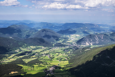 Österreich, Niederösterreich, Wiener Alpen, Blick vom Schneeberg nach Puchberg am Schneeberg - SIEF006597