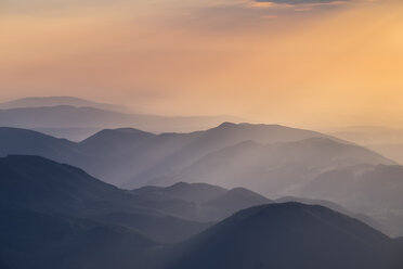 Österreich, Niederösterreich, Wiener Alpen, Blick vom Schneeberg nach Puchberg am Schneeberg bei Sonnenaufgang - SIEF006602