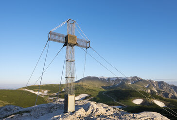 Österreich, Niederösterreich, Wiener Alpen, Gipfelkreuz am Waxriegel, Schneeberg im Hintergrund - SIE006603