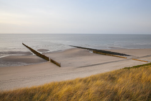 Deutschland, Niedersachsen, Ostfriesland, Wangerooge, Nordseeküste, Strand und Wellenbrecher - WIF002207