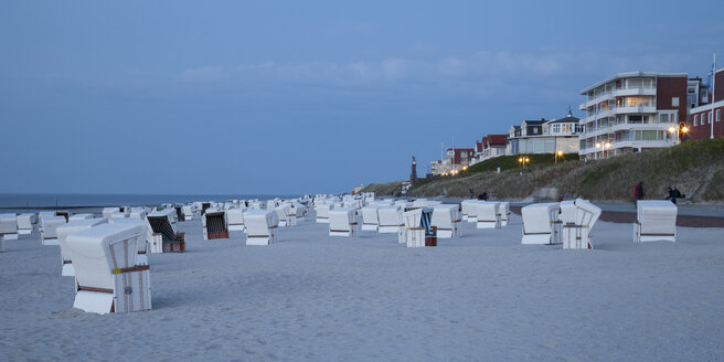 Deutschland, Niedersachsen, Ostfriesland, Wangerooge, Strand mit Strandkörben am Abend, Panorama - WIF002210