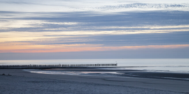 Deutschland, Niedersachsen, Ostfriesland, Wangerooge, Strand am Abend, Panorama - WIF002211