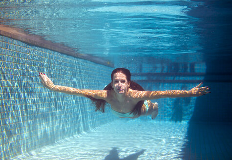 Junge Frau im Pool - KNTF000063