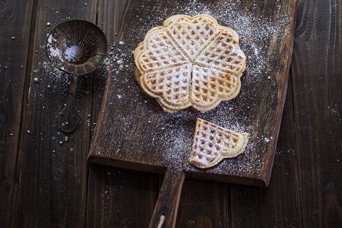 Waffeln mit Puderzucker bestreut auf Holzbrett - SBDF002020