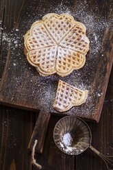 Waffeln mit Puderzucker bestreut auf Holzbrett - SBDF002021