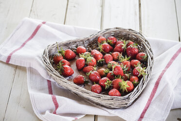 Erdbeeren in einem herzförmigen Weidenkorb - SBDF001983