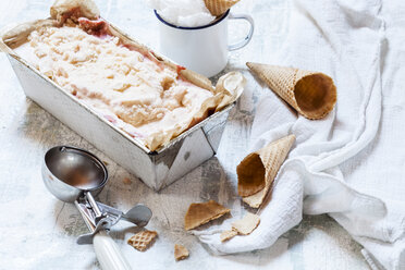 Vanilleeis mit Fruchtstrudel in der Brotform, Eishörnchen und Eisportionierer - SBDF001995