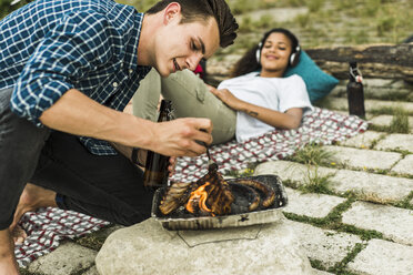 Junges Paar beim Grillen - UUF004759