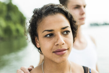 Junge Frau mit Freund im Freien - UUF004789