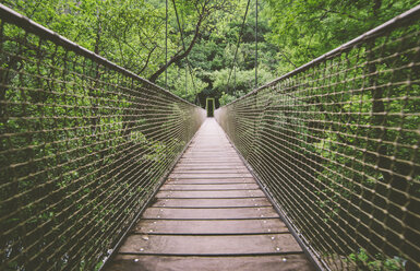 Spanien, Galicien, Pontedeume, Hängebrücke im Naturpark von Las Fragas Eume - RAEF000201