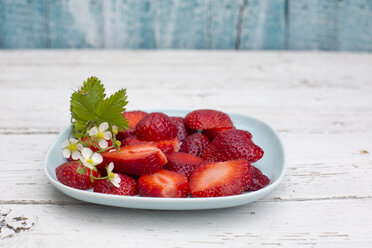 In Scheiben geschnittene Erdbeeren auf einem Teller - SARF001894