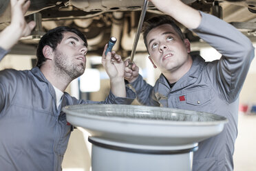 Zwei Automechaniker bei der Arbeit in einer Reparaturwerkstatt - ZEF005678