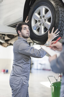 Automechaniker bei der Arbeit in einer Reparaturwerkstatt - ZEF005679