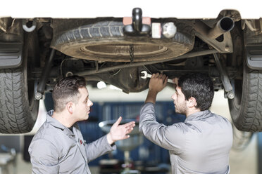 Zwei Automechaniker bei der Arbeit in einer Reparaturwerkstatt - ZEF005682