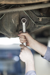 Nahaufnahme eines Automechanikers bei der Arbeit mit einem Schraubenschlüssel - ZEF005685