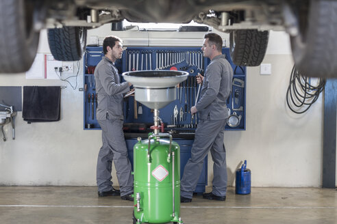 Zwei Automechaniker bei der Arbeit in einer Reparaturwerkstatt - ZEF005686