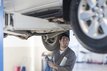 Automechaniker bei der Arbeit in einer Reparaturwerkstatt - ZEF005691