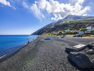 Italien, Sizilien, Äolische Inseln, Isola Stromboli, Fischerboote am Strand - AMF004074