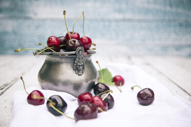 Fresh cherries in bowl, on wood - SARF001910