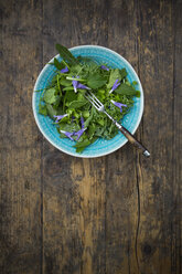 Bowl of wild-herb salad with edible flowers - LVF003508