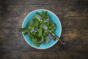 Bowl of wild-herb salad with edible flowers - LVF003509