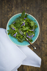Bowl of wild-herb salad with edible flowers - LVF003510