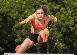 Sportler beim Überqueren einer Hürde - STSF000808